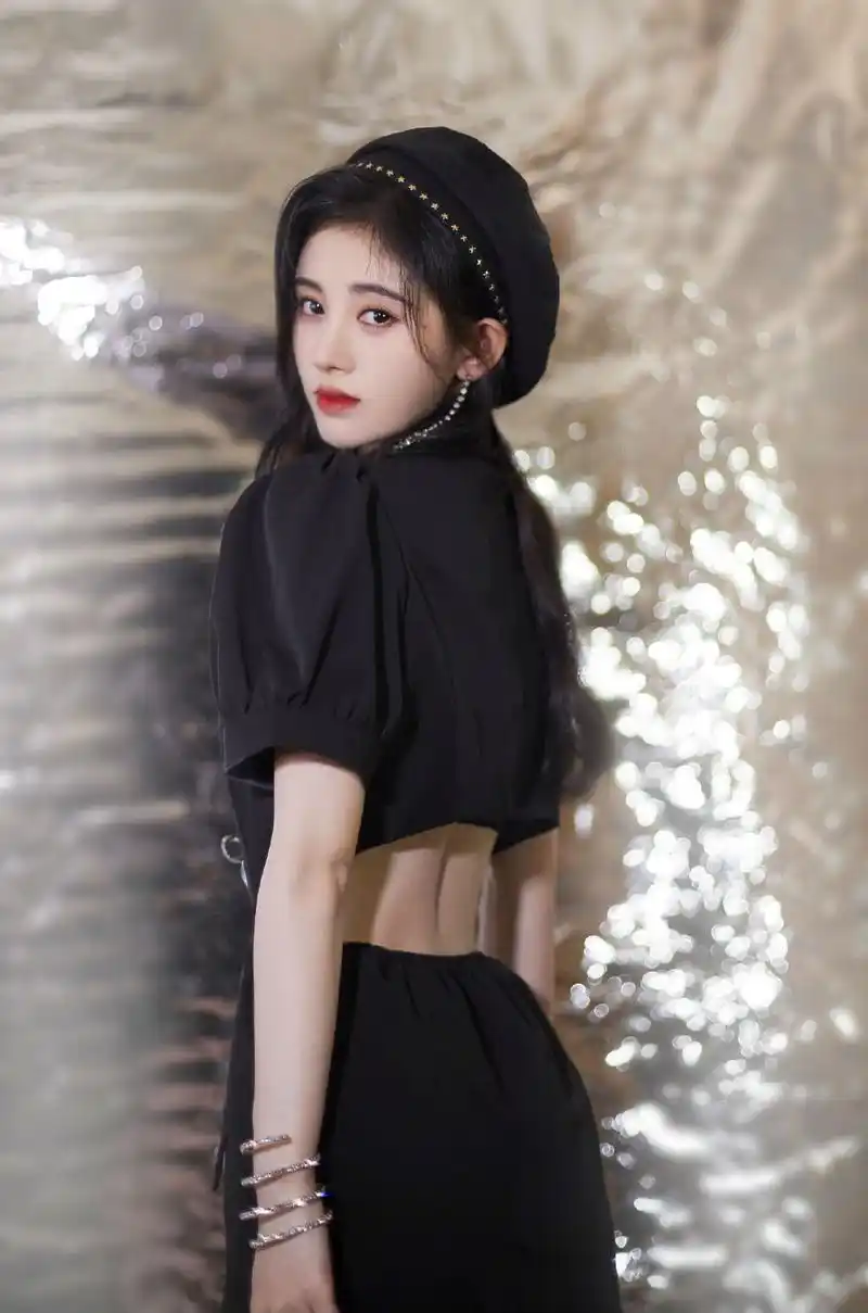 鞠婧祎穿假晚礼服走红毯,是被造型师坑了?连手镯也戴假的