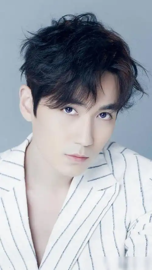 近几年最火的年轻男星,连男人看了都忍不住心动,真好看!