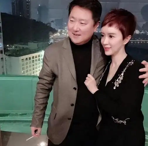 "孔雀公主"金巧巧:嫁入豪门后和丈夫人前恩爱__财经头条