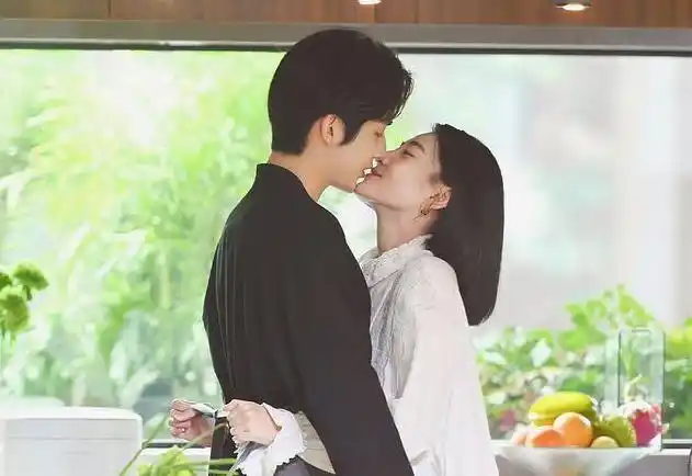 张新成新戏和女主互换身体自己摸