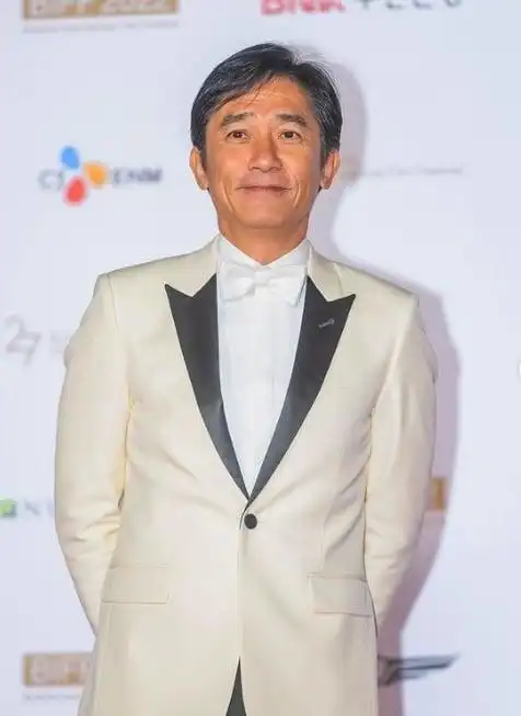 梁朝伟近日被邀请出席韩国釜山国际电影节,走红地毯时候的帅气照片