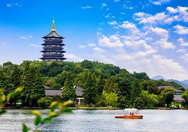 西湖:人文风景区,欲将西湖比作西子,浓妆艳抹总相宜