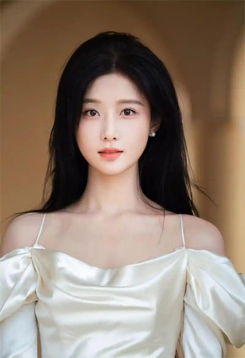 陈意涵身材太出众了,白色缎面长袖吊带背心搭同色长裙,高贵典雅