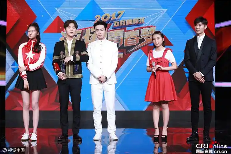 同台尴尬 关晓彤1.73米 鹿晗张艺兴有1.78米吗