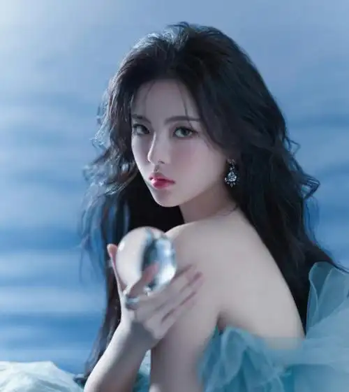 杨超越最新时尚大片 波浪卷发温婉又不失妩媚_明星发型 - 美发站