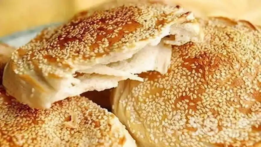 吊炉烧饼是我们菏泽的当地特色小吃,与其它面食小吃相比,菏泽吊炉烧饼