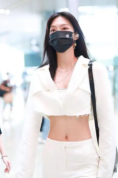 露脐式的设计风格,不经意间展现性感好身材~曾可妮穿着奶油色短款西装