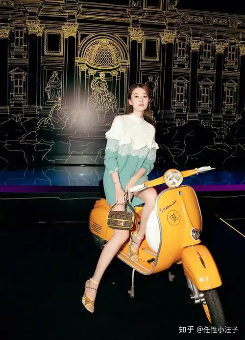 乔欣一袭纯白色一字领礼服凸显可爱甜美就是这么性感