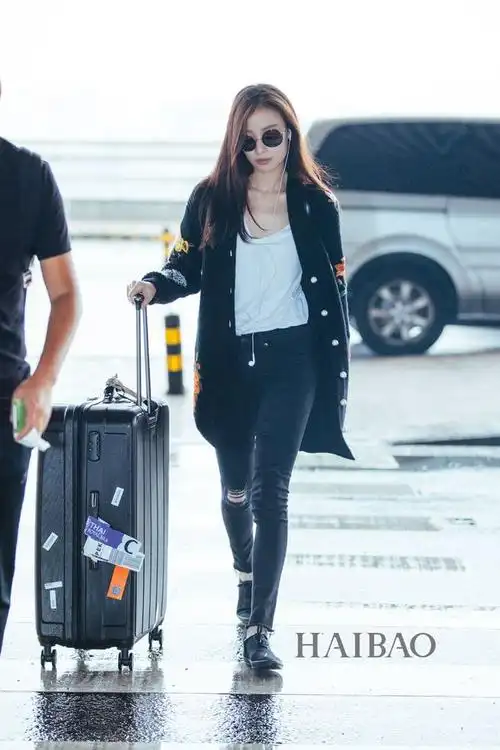 倪妮2017年8月16日上海机场街拍:身着caph troupe拼色针织长裙搭配