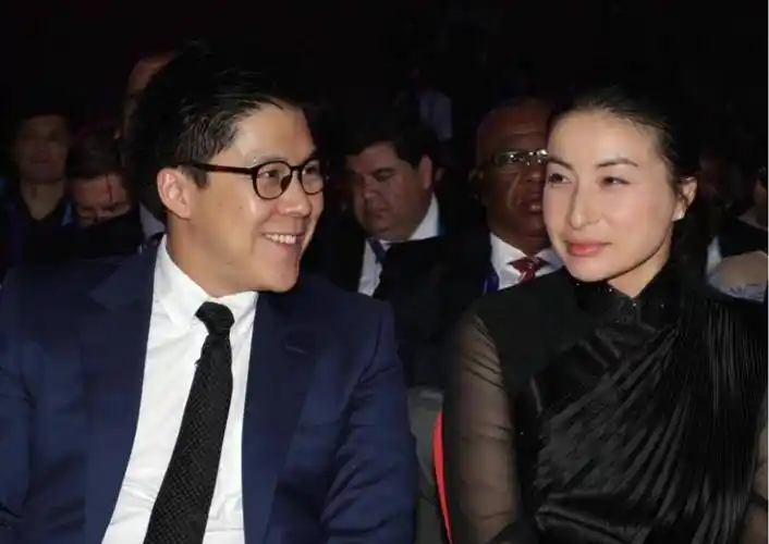 郭晶晶堪称"反油腻"富太,她的裙子永远过膝,也从不穿紧身衣_霍家_豪门