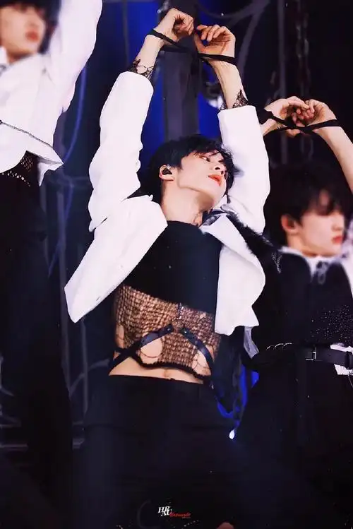 刘耀文的肌肉线条好绝