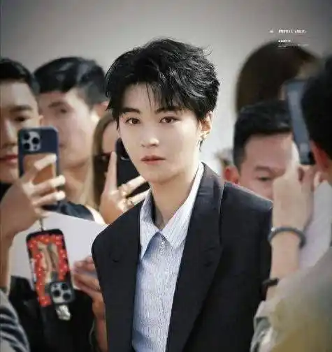 王俊凯与杨柳关系曝光:穿情侣鞋引发争议!真相让人震惊!