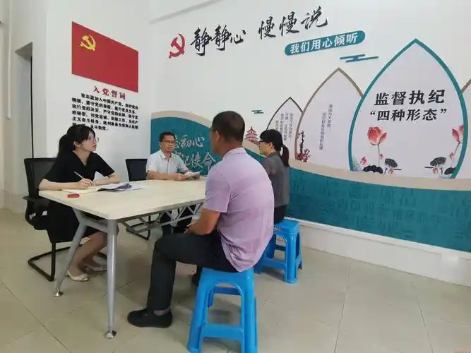 江州区纪检监察干部在温馨谈话室与谈话对象谈心交流.