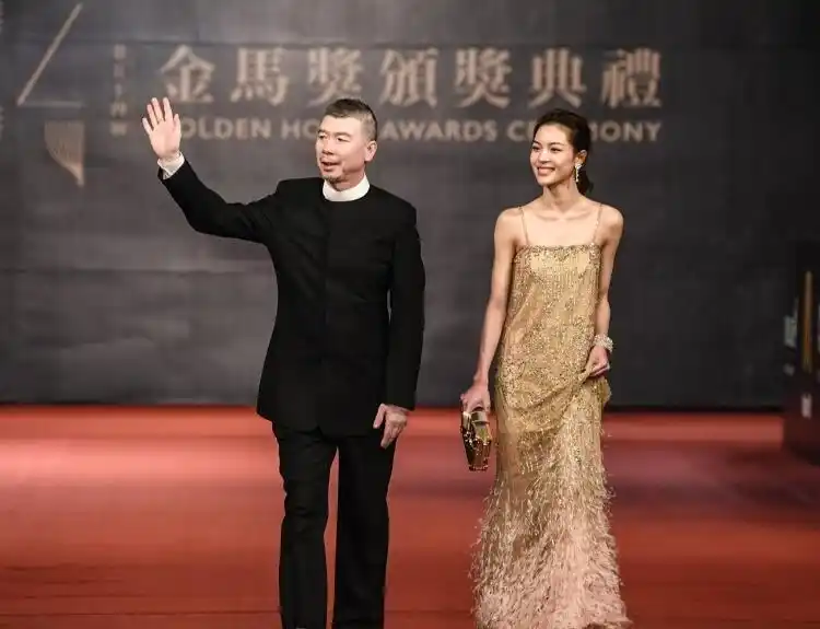 第54届金马奖红毯 冯小刚携新冯女郎钟楚曦亮相