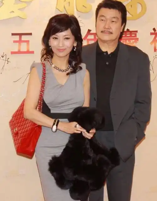 赵雅芝跟老公十指紧扣,貂皮大衣显贵气,这真是嫁给爱情的模样?