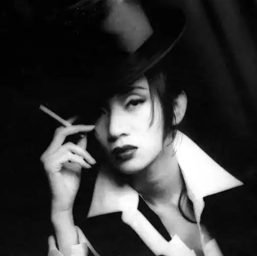 无法重拍的瞬间:吸烟的梅艳芳,打乒乓球的翁美玲,穿军装扭秧歌的