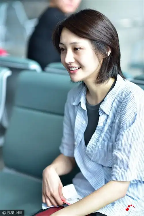 上海,郑爽现身上海机场,新剧热播人气大涨后的小爽依旧"清汤挂面"素颜