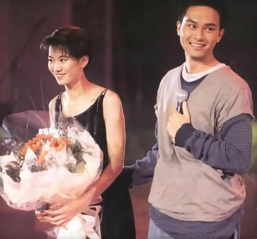 张智霖袁咏仪庆祝结婚21周年!粉丝评论区重温30年恋爱故事!