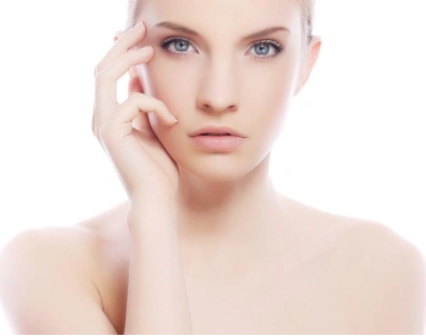 从前,想要拥有白皙皮肤,或许只能天生,或进行美白保养.