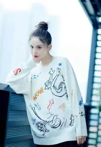 古力娜扎太会穿了黄白条纹卫衣明艳活力盐系女孩的穿搭指南