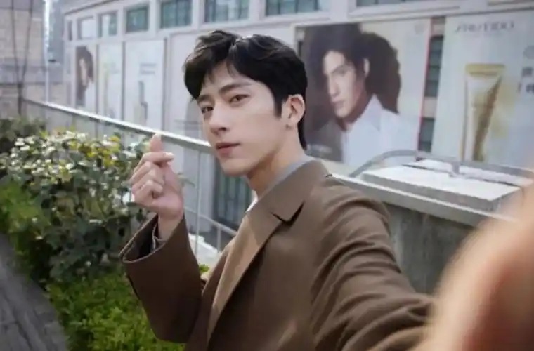 回顾井柏然出生28天被抛弃奶奶捡垃圾将他养大爆红后父母认亲