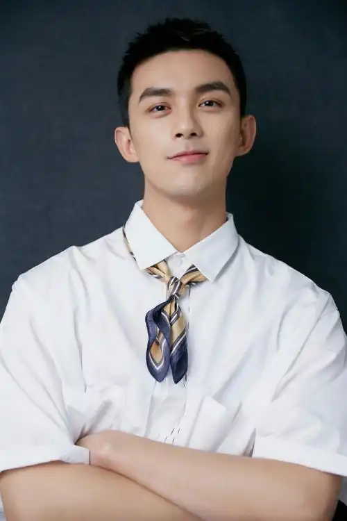 吴磊清爽白色系短发写真,青春美少年的可爱模样!