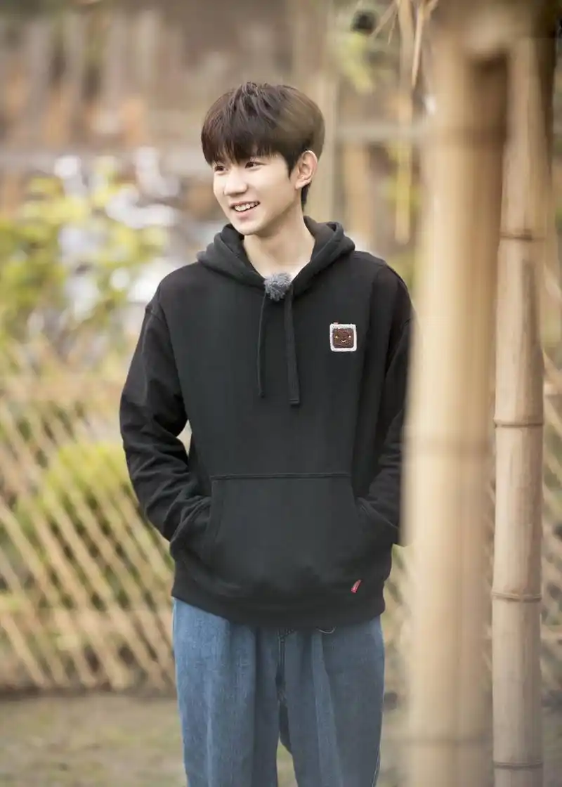 王源换新发型,她刘海长短有致,带着些微的弧度,瓜子脸蛋略带稚