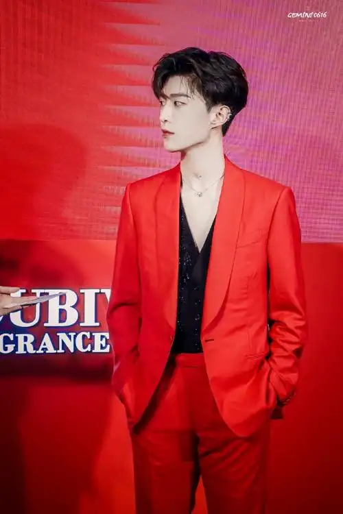 范丞丞梦里等你##范丞丞红色西装造型