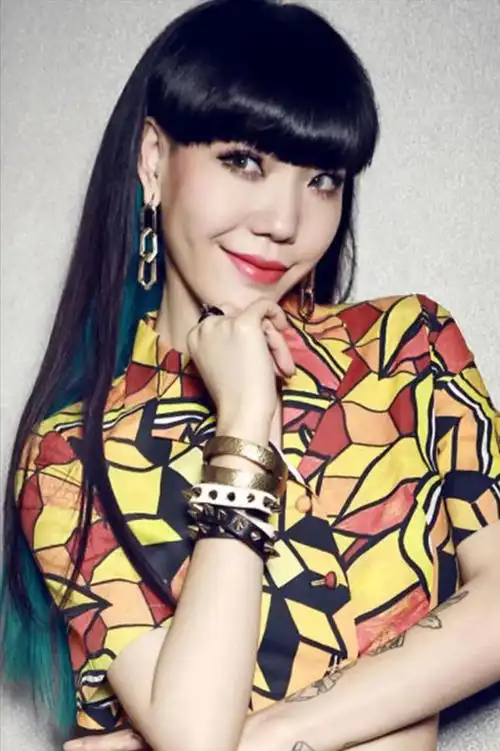 消失的"巨星"吴莫愁:从代言费1.3亿到县城卖唱,她经历了什么