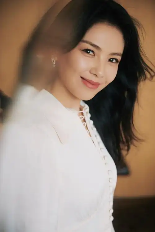 刘涛最新营业造型白色中式古典长裙搭配波浪卷长发