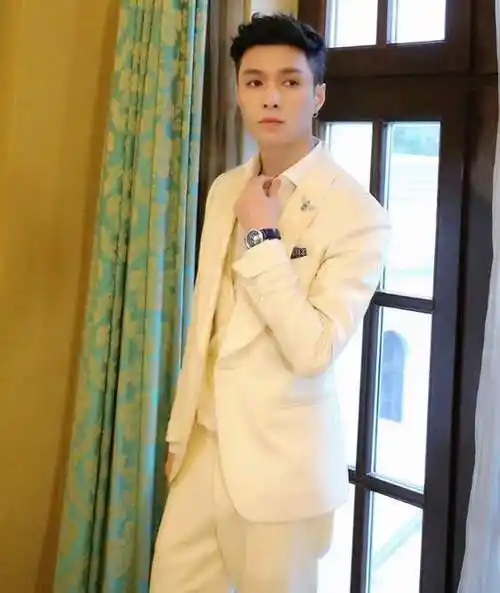 有一个自称是李琪琪的女的说她是张艺兴出道前的女朋友,不过到底是真