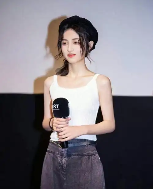 张子枫瘦了好多,肌肉流畅紧实,从小胖妹到苗条美女魅力大增