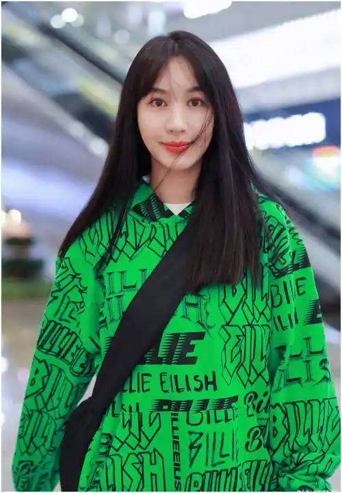 原创李菲儿这次不秀身材了这身大卫衣太花哨变身潮美学生妹