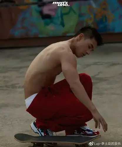 洪尧,1992年出生,拥有185cm的身高,难怪于正会选中他,签下他并为他