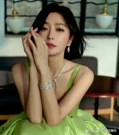 43岁秦岚被疑身高164公分,穿厚垫鞋变长腿美人