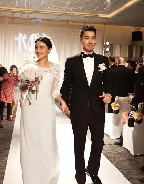 高圆圆勾着老公脖子隔口罩与赵又廷亲吻身旁女儿见惯了很淡定