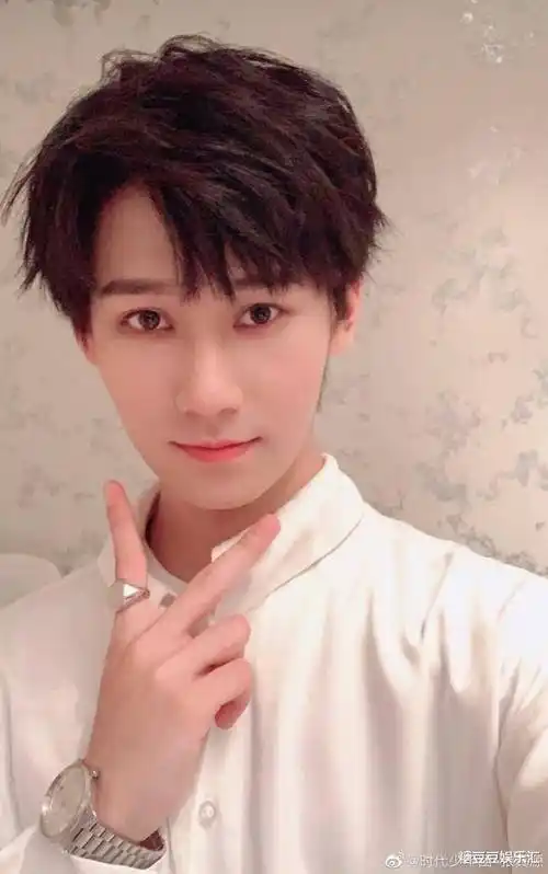 时代少年团入学照上热搜,丁程鑫素颜好低调,张真源一眼就能认出来