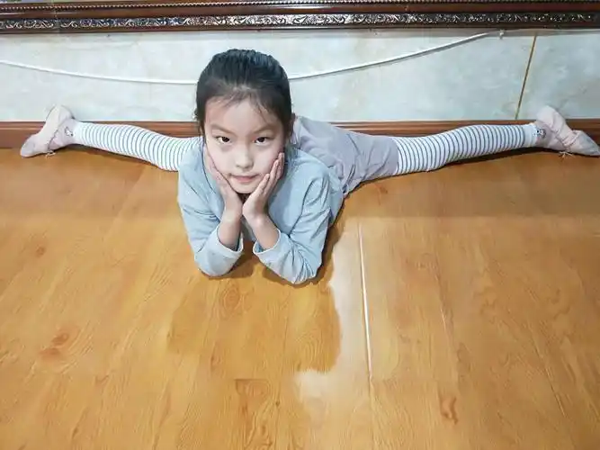 生活中你也是一个文静乖巧懂事的小女孩,看我厉不厉害,我会劈叉.