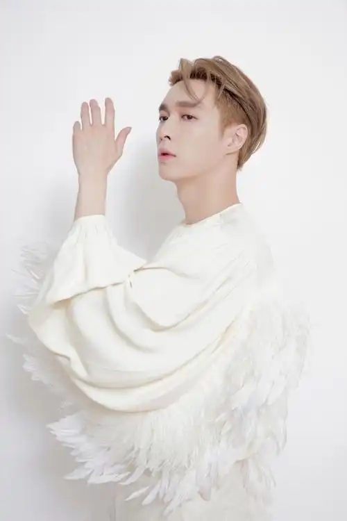 张艺兴最新写真大片 白衣翩翩,纤尘不染 是天使兴哥呀_高清图集_新浪