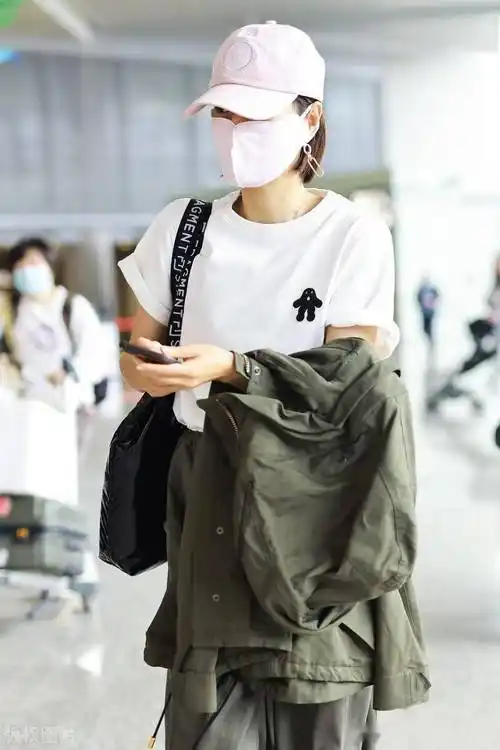 马伊琍现身上海机场,身着t恤休闲随性