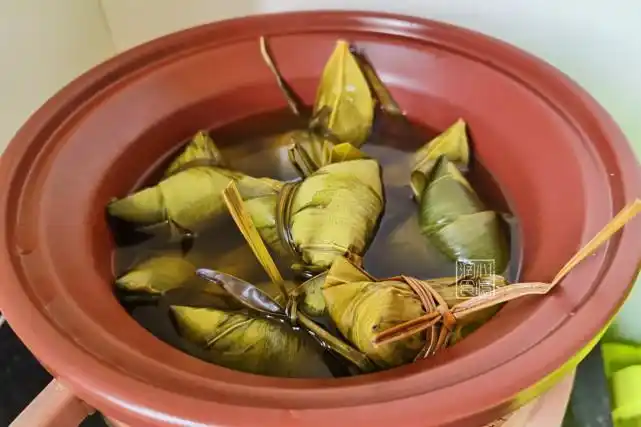 煮粽子用冷水还是热水煮多长时间方法对了粽子软糯不夹生