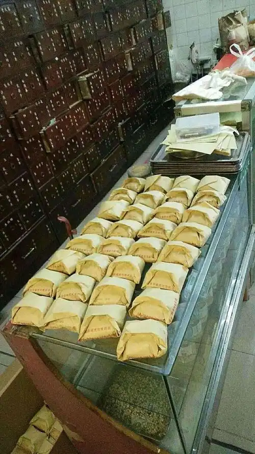 在北京药师朋友发来照片,中药抓药累的药师腿抖.