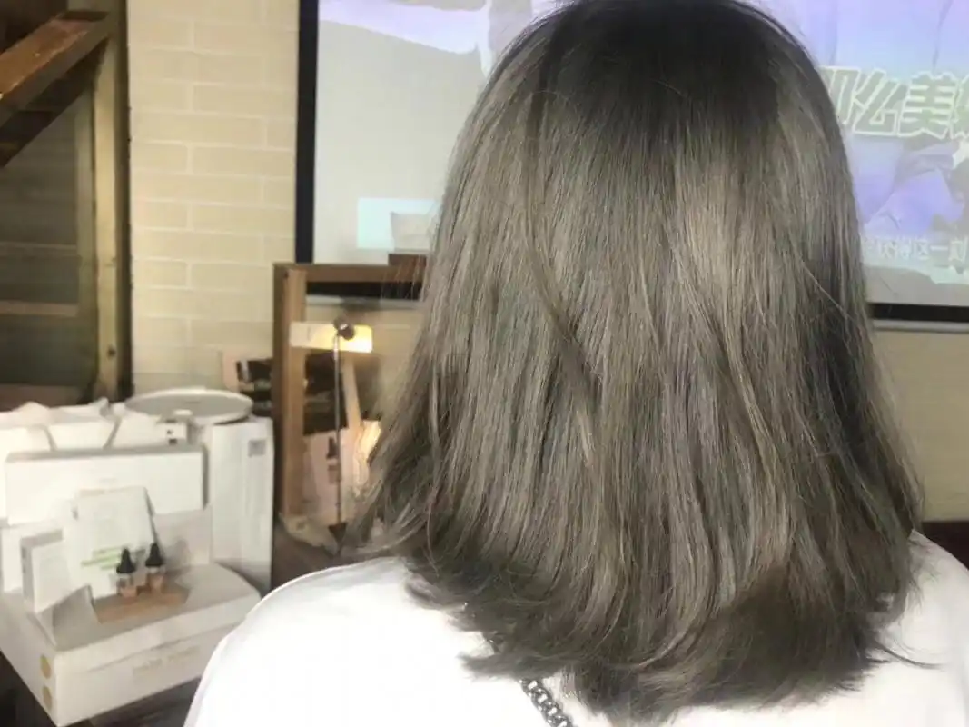 苦亚麻亚麻色发色 不同光线下产生不一样的感觉