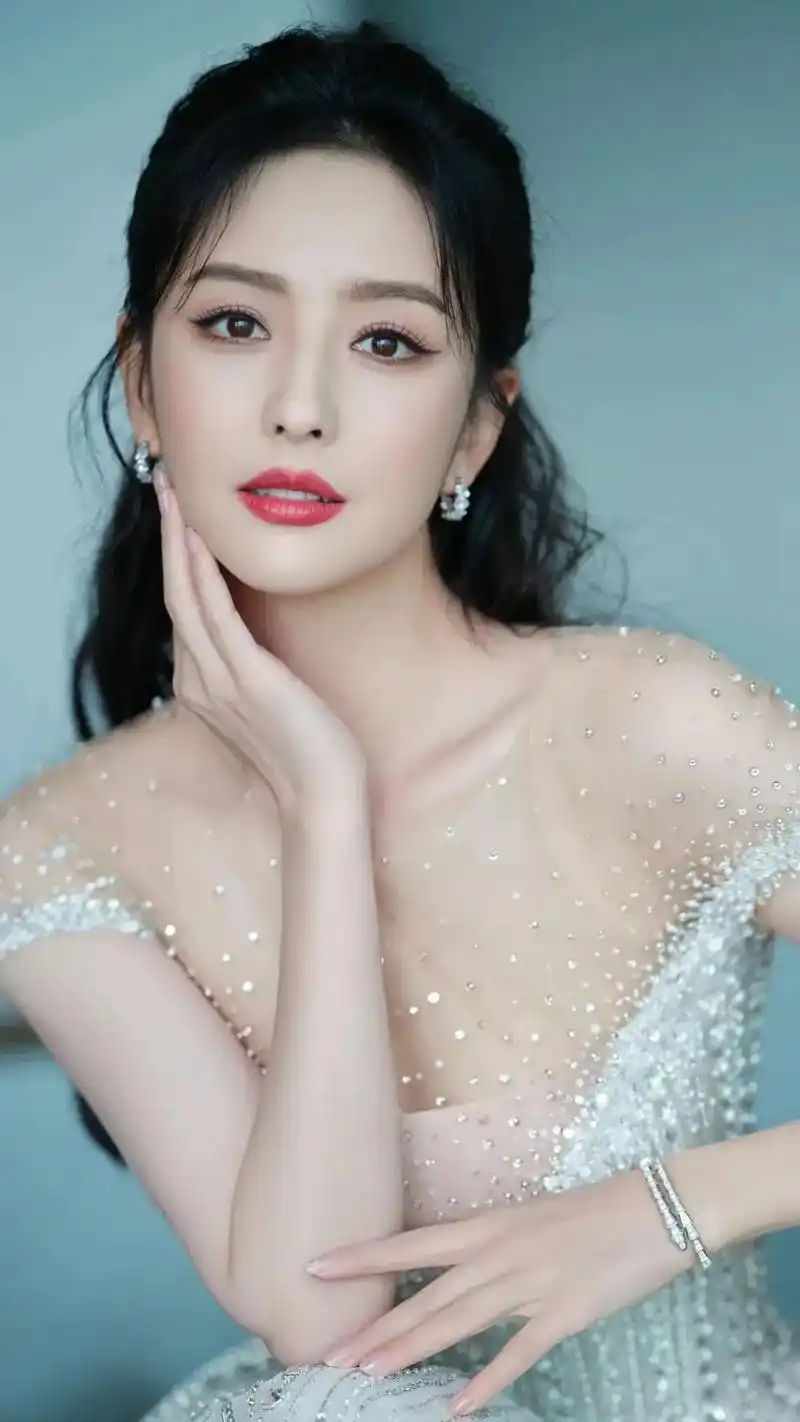 佟丽娅浅色仙女长裙写真这气质拿捏住了