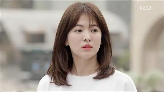 《太阳的后裔》主角宋慧乔也以一头内弯的卷发造型演出.