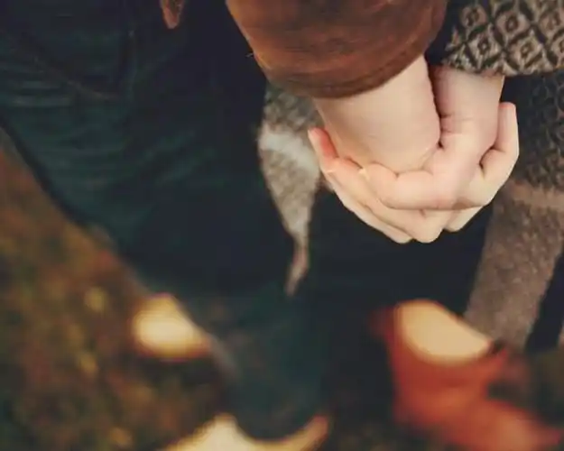 牵手的唯美图片真实照片夫妻情侣间最基本的牵手方式