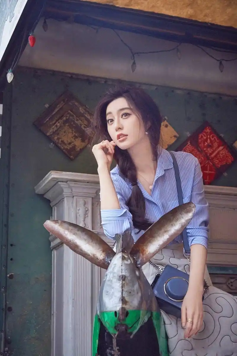 范冰冰身着蓝色条纹衬衫,蓬松的麻花辫少女感十足!