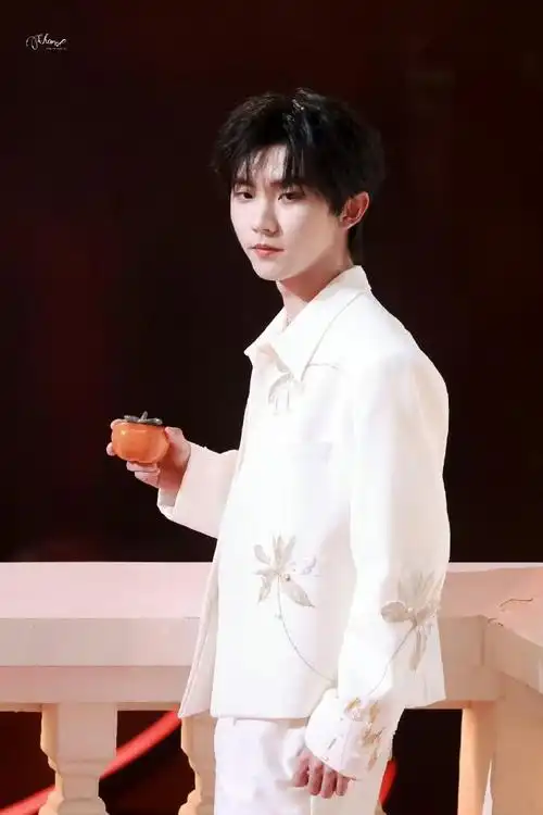 中国国际时装周超话#中国国际时装周##了不起的中国设计#  马嘉祺