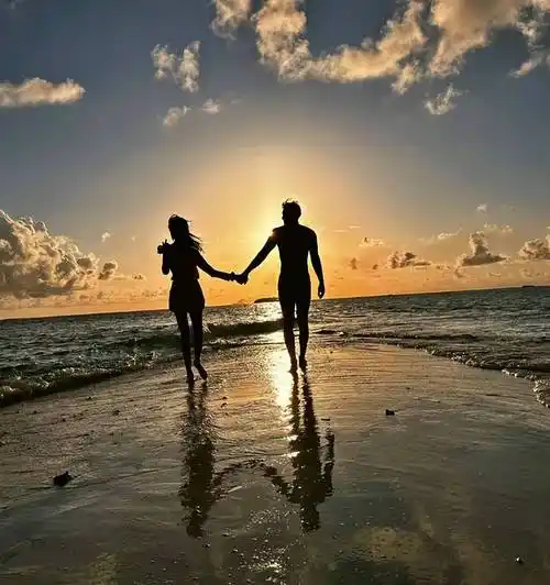 黄子韬徐艺洋海边秀恩爱,亲吻合照超甜蜜,网友祝福不断!