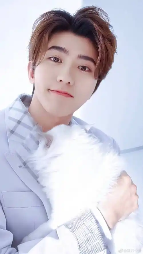 蔡徐坤银发背头